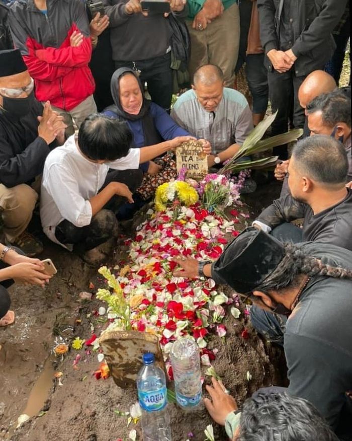unggahan <a href='https://palembang.tribunnews.com/tag/epy-kusnandar' title='Epy Kusnandar'>Epy Kusnandar</a> saat prosesi pemakaman <a href='https://palembang.tribunnews.com/tag/ica-naga' title='Ica Naga'>Ica Naga</a> 