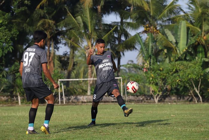 Bek sayap Persita Tangerang, Dallen Doke.