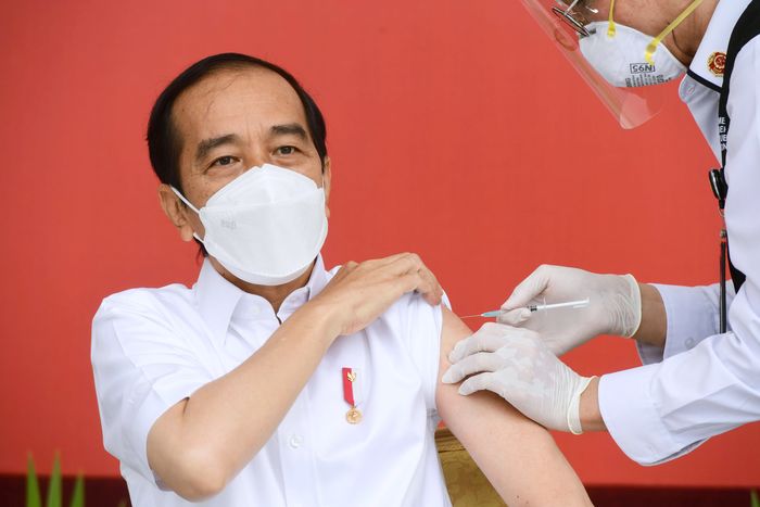 Jokowi saat divaksin
