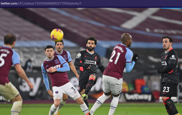 Penyerang Liverpool, Mohamed Salah, melepaskan tendangan saat melawat ke markas West Ham dalam laga pekan ke-21 Liga Inggris 2020-2021, Minggu (31/1/2021) pukul 23.00 WIB. 