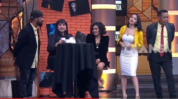 Yuni Shara saat akan diramal