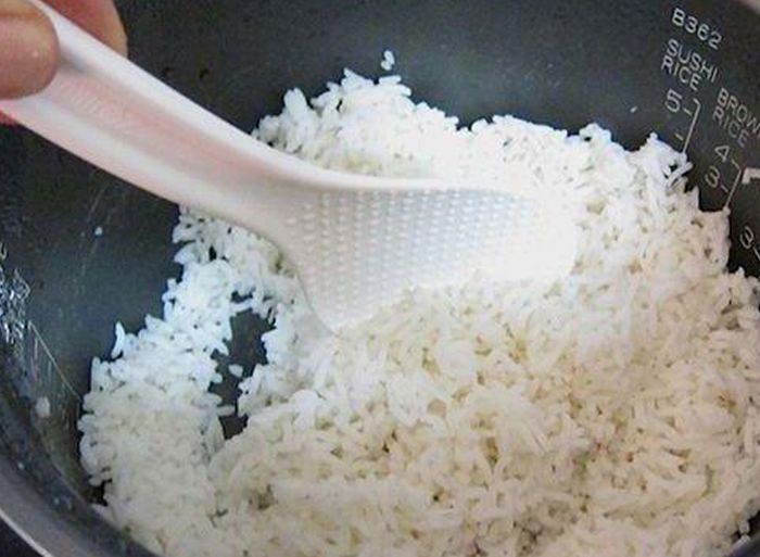 Nasi menguning dan kering bukan salah rice cookernya, melainkan kesalahan sepele ini