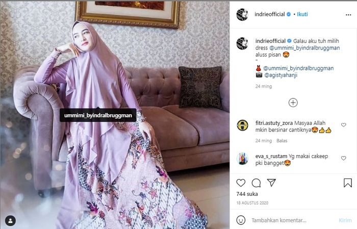Indriani Hadi saat mengendorse baju