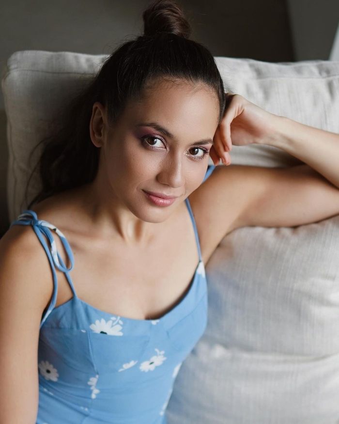 Penampilan Rumahan Pevita Pearce Pakai Dress Seksi Belahan Tinggi Bikin Heboh Netizen