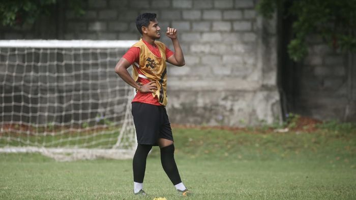 Bek Bali United, Haudi Abdillah saat menjalani latihan.