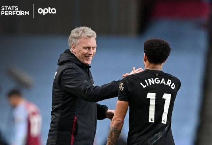 Pelatih West Ham United, David Moyes, bersalaman dengan Jesse Lingard, dalam laga Liga Inggris kontra Aston Villa di Stadion Villa Park, Rabu (3/2/2021).