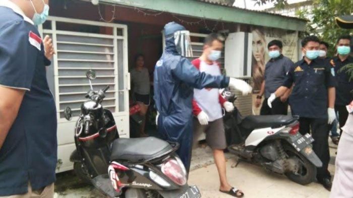 POlisi menggunakan APB lengkap saat menangkap Bagus pelaku pengedar narkoba di Lamongan.
