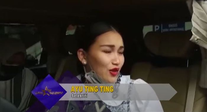 Ayu Ting Ting saat diwawancari awak media 