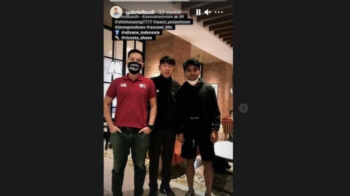 Agen pemain dari Indonesia, Gabriel Budi, tengah berfoto bersama Shin Tae-yong dan Asnawi Mangkualam, 1 Februari 2021