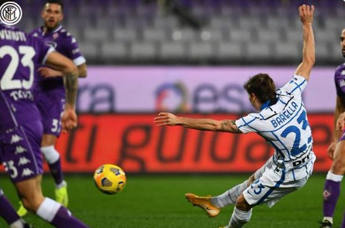 Gelandang Inter Milan, Nicolo Barella, melepaskan tendangan dalam laga Liga Italia melawan Fiorentina di Stadion Artemio Franchi, Jumat (5/2/2021).