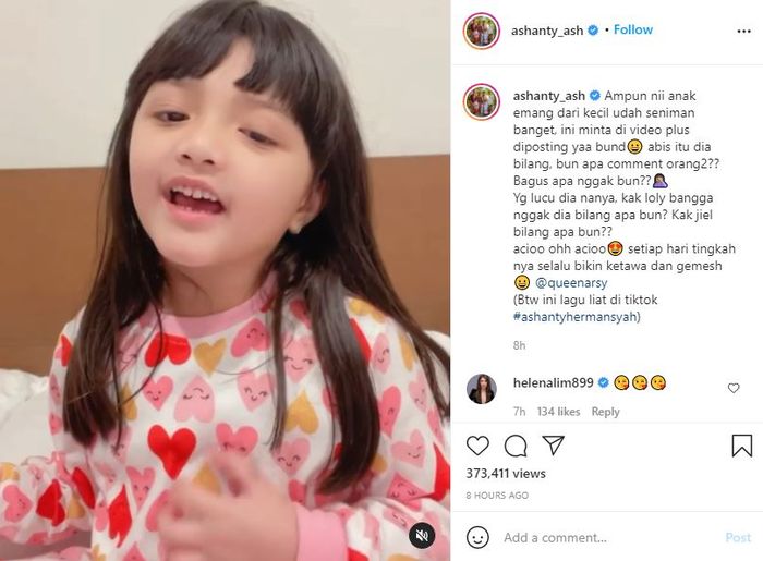 Arsy Hermansyah yang sedang menyanyikan lagu 'Terpesona Aku Terpesona' membuat Aurel Hermansyah rindu.