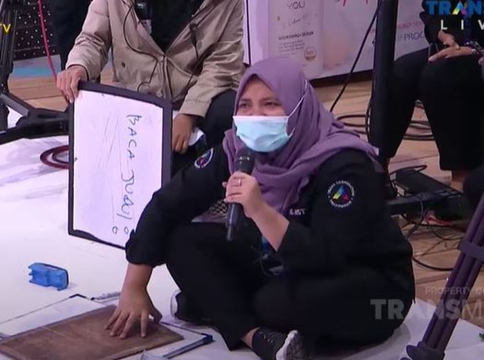 Kru TV bernama Parti saat berdebat dengan Ayu gegara video parodi