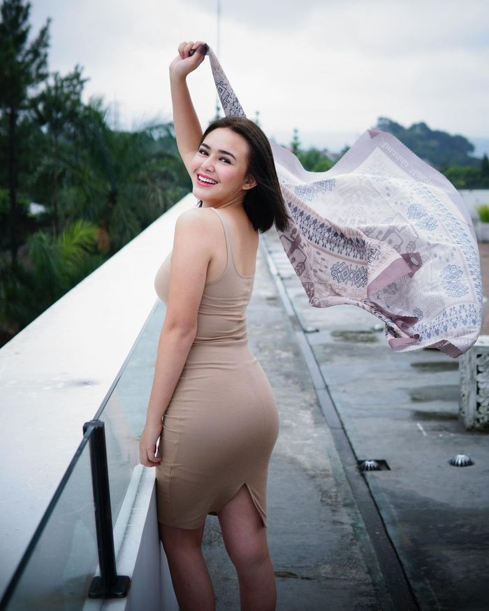 Postingan terbaru Amanda Manopo dengan dress warna kulit
