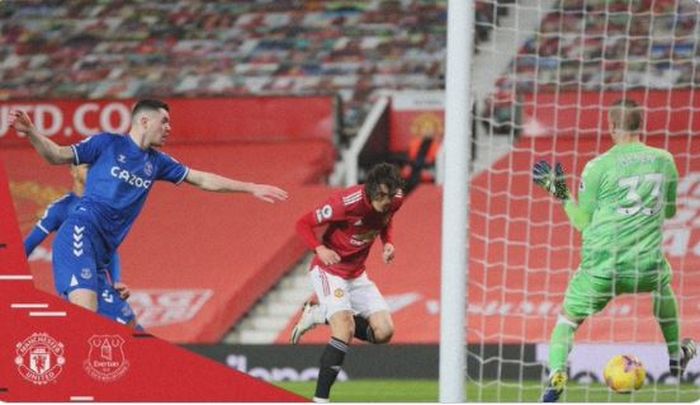 Striker Manchester United, Edinson Cavani, mencetak gol ke gawang Everton dalam laga Liga Inggris di Stadion Old Trafford, Sabtu (6/2/2021).