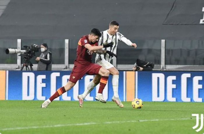 Megabintang Juventus, Cristiano Ronaldo, menggiring bola saat melawan AS Roma dalam laga Liga Italia di Stadion Allianz, Sabtu (6/2/2021).
