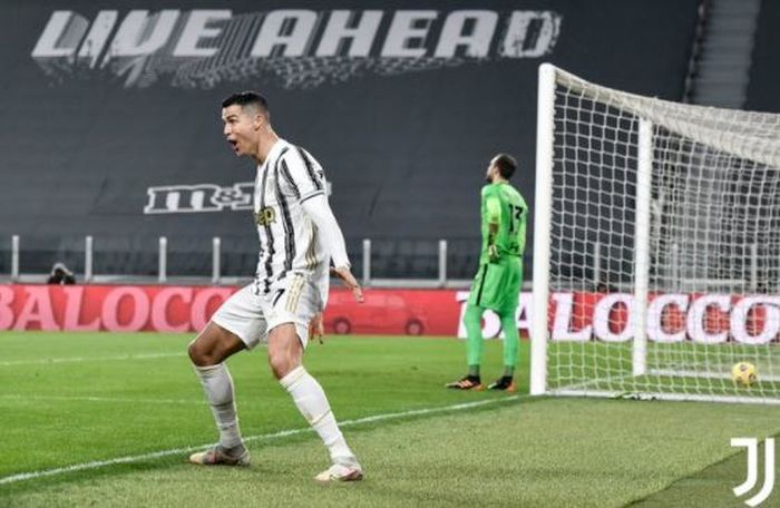 Megabintang Juventus, Cristiano Ronaldo, merayakan gol yang dicetak ke gawang AS Roma dalam laga Liga Italia di Stadion Allianz, Sabtu (6/2/2021).