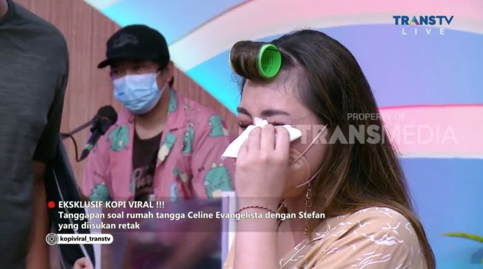 Celine Evangelista tak kuasa menahan rasa sedihnya saat menyaksikan video sang suami, Stefan William, yang memberikan kejutan ulang tahun pada mantannya, Natasha Wilona.