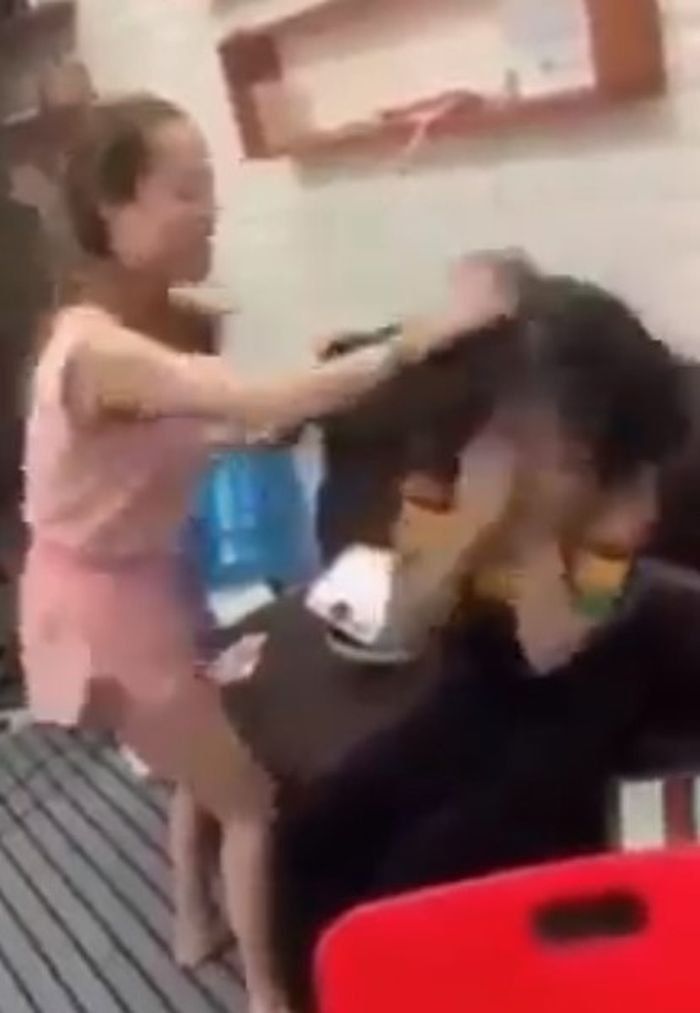 Istri sah cukur rambut pelakor