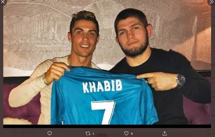 Pensiunan petarung UFC, Khabib Nurmagomedov (kanan), dengan mega bintan sepak bola, Cristiano Ronaldo (kiri).