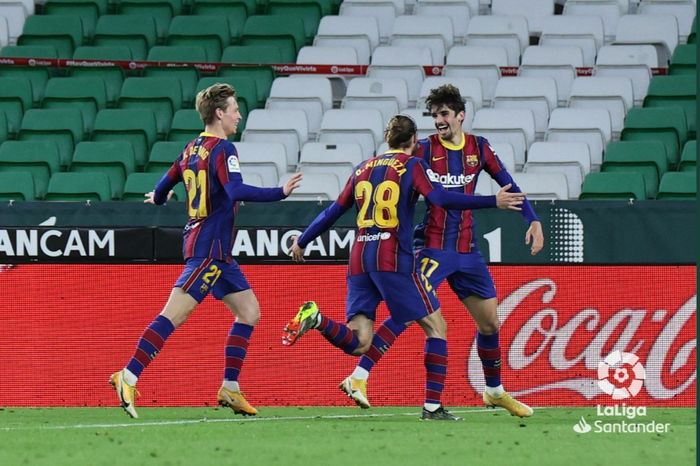 Francisco Trincao merayakan gol debutnya untuk Barcelona ke gawang Real Betis, Minggu (7/2/2021).