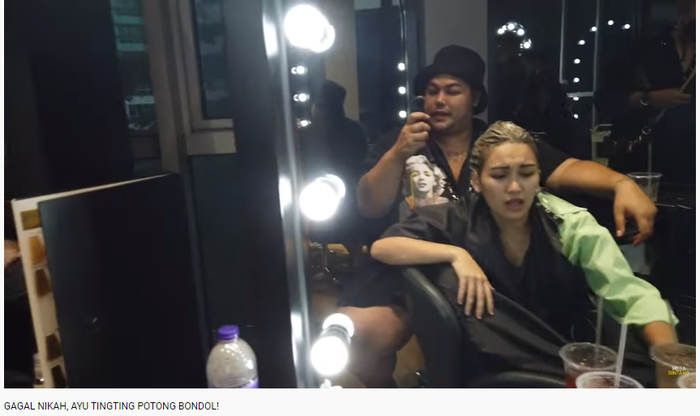 Perbincangan Ivan Gunawan dan Ayu Ting-Ting saat dirinya potong rambut di salon Ivan Gunawan.
Desainer kondang tersebut beberapa kali mencoba menggoda Ayu Ting-Ting. 