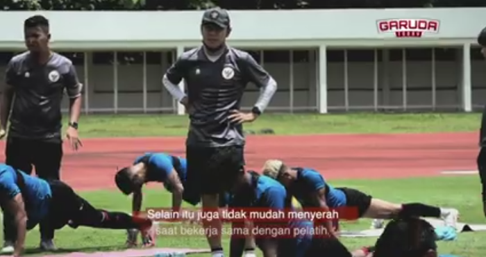 Pelatih timnas Indonesia, Shin Tae-yong, berdiri di samping Rifad Marasabessy