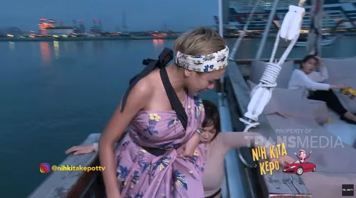 Dinar Candy tak sengajak injak dress mahal Nikita Mirzani