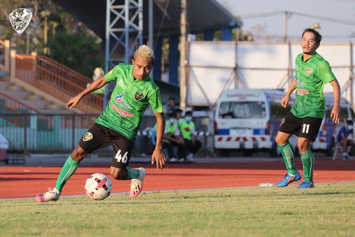 Aksi Todd Ferre dalam laga Lampang FC versus Navy FC di Lampang Provincial Stadium, Rabu (10/2/2021).