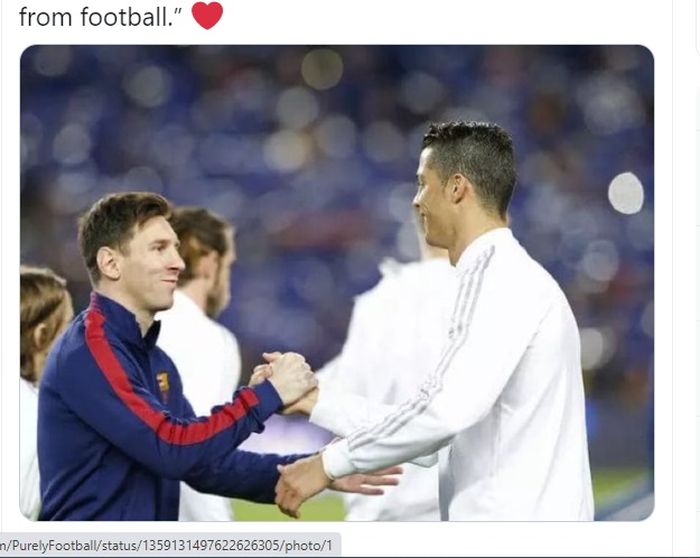 Momen ketika Lionel Messi (kanan) bersalaman dengan Cristiano Ronaldo dalam sebuah pertandingan yang mempertemukan Barcelona dengan Real Madrid.