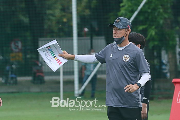 Pelatih timnas U-22 Indonesia, Shin Tae-yong, sedang memberikan arahan kepada skuatnya di Lapangan D, Senayan, Jakarta, 10 Februari 2021