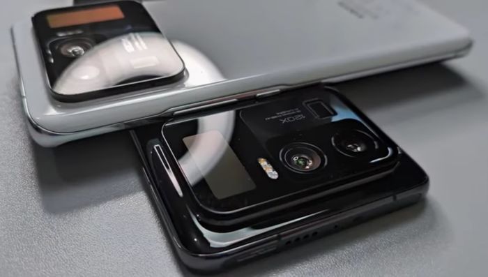Tampak belakang bodi Xiaomi Mi11 Ultra dengan opsi dua warna hitam dan putih.