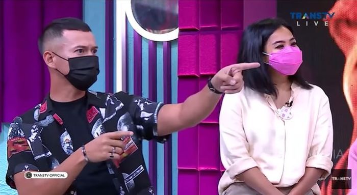 Herjunot Ali saat mengakui dirinya pernah memiliki berat badan sebanyak 110 kilogram karena sering mengonsumsi 4 bungkus mie instan dalam satu kali waktu makan.