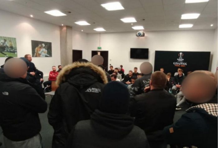 Fans Lechia Gdansk menggeruduk ruang rapat di Stadion Gdansk saat pelatih memberikan briefing kepada para pemainnya, Jumat (12/2/2021).