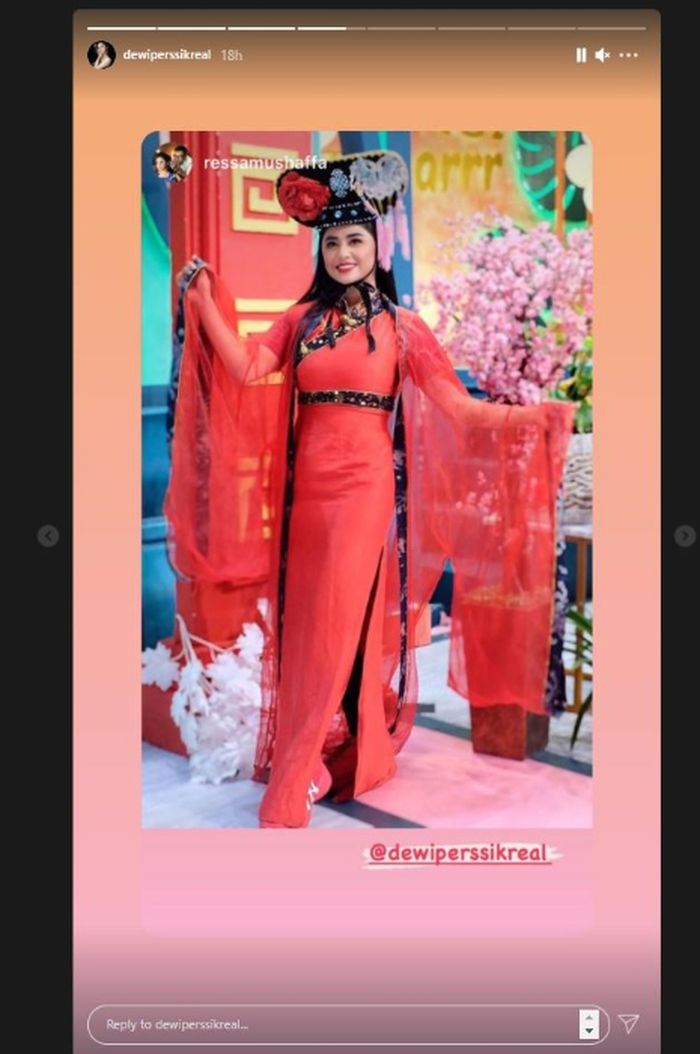 Tampil Cantik Dengan Busana Cheongsam Di Tahun Baru Imlek Tengok Gaya Super Mewah Dewi Perssik 