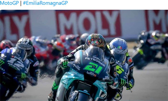Pembalap Petronas Yamaha SRT, Franco Morbidelli, memimpin jalannya balapan diikuti Valentino Rossi pada seri MotoGP San Marino di Sirkuit Misano, Italia, 13 September.