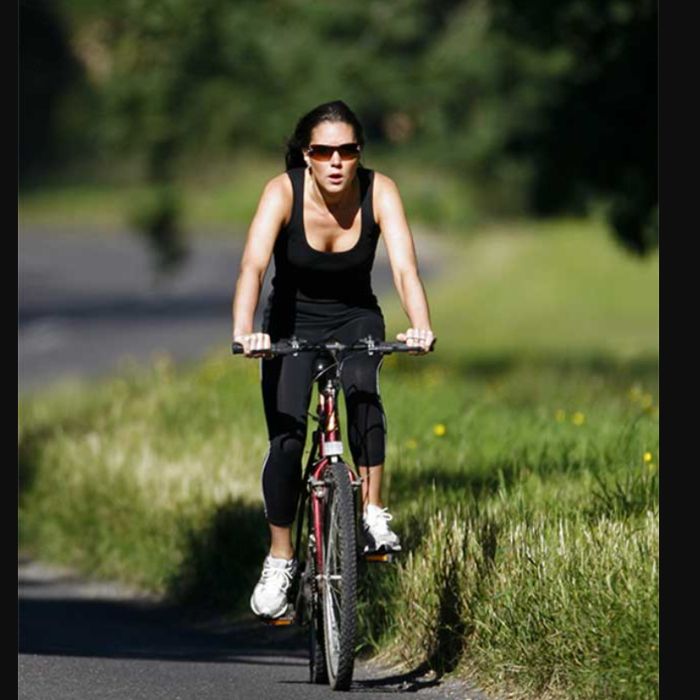 Kate Middleton saat bersepeda di tahun 2008