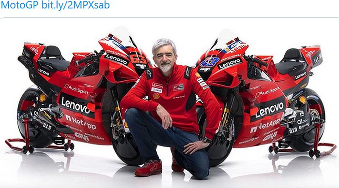 General Manager Ducati Corse, Luigi Dall'Igna, berpose bersama dua motor tim Ducati Lenovo pada peluncuran tim untuk MotoGP 2021.