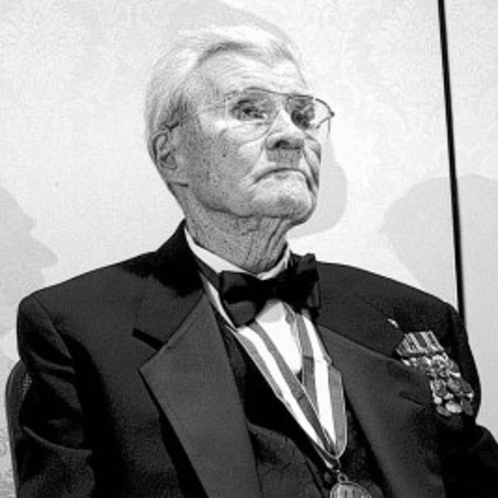 Paul Tibbets, yang menjatuhkan bom atom di Hiroshima, meninggal saat usia 92 tahun pada 2007.