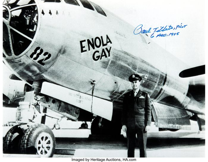 Paul Tibbets dengan pesawatnya, Enola Gay.