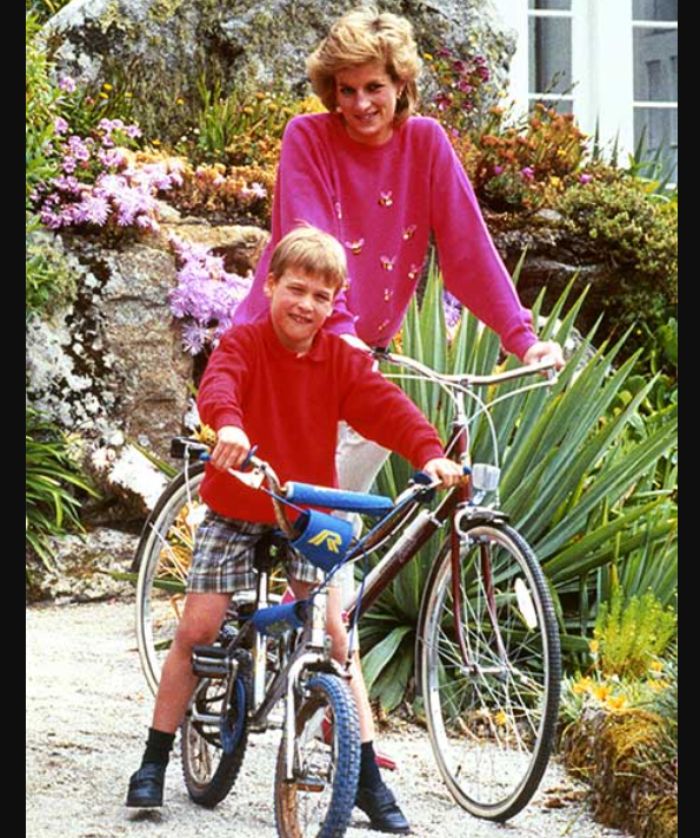 Princess Diana dan Pangeran William saat bersepeda bersama