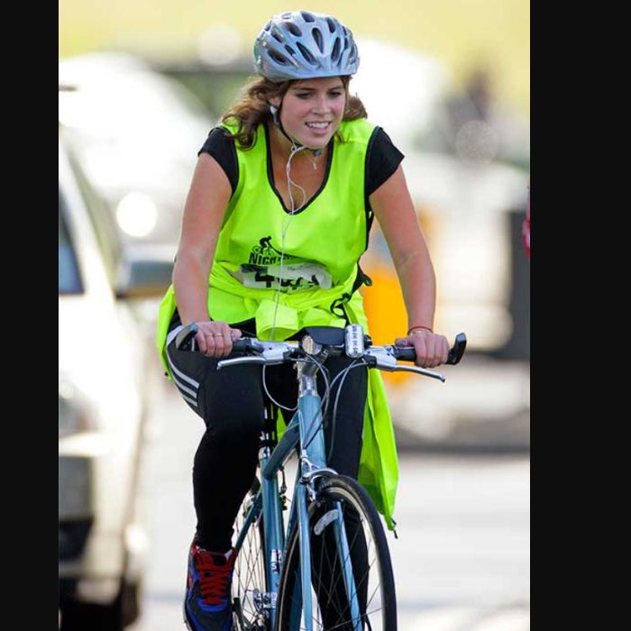 Princess Eugenie saat bersepeda