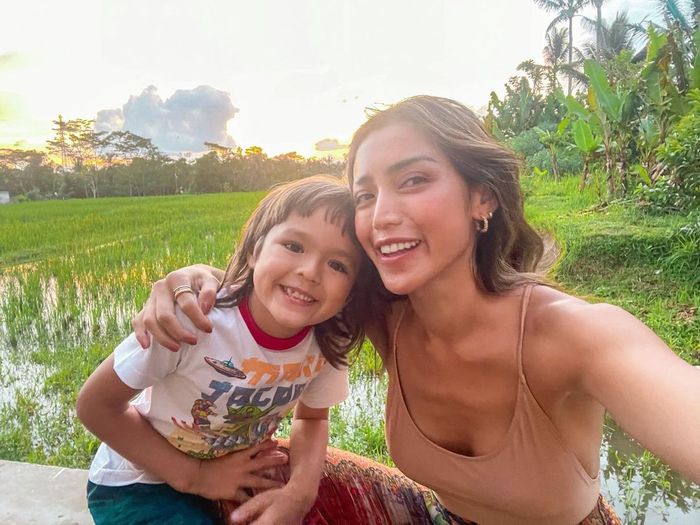 Jessica Iskandar dan putra semata wayangnya, El Barack