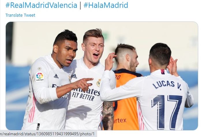 Pemain Real Madrid merayakan gol yang dicetak Toni Kroos ke gawang Valencia dalam laga pekan ke-23 Liga Spanyol 2020-2021.