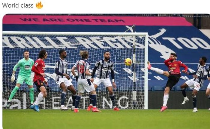 Gelandang Manchester United, Bruno Fernandes, mencetak gol ke gawang West Bromwich Albion dalam laga Liga Inggris di Stadion The Hawthorns, Minggu (14/2/2021).
