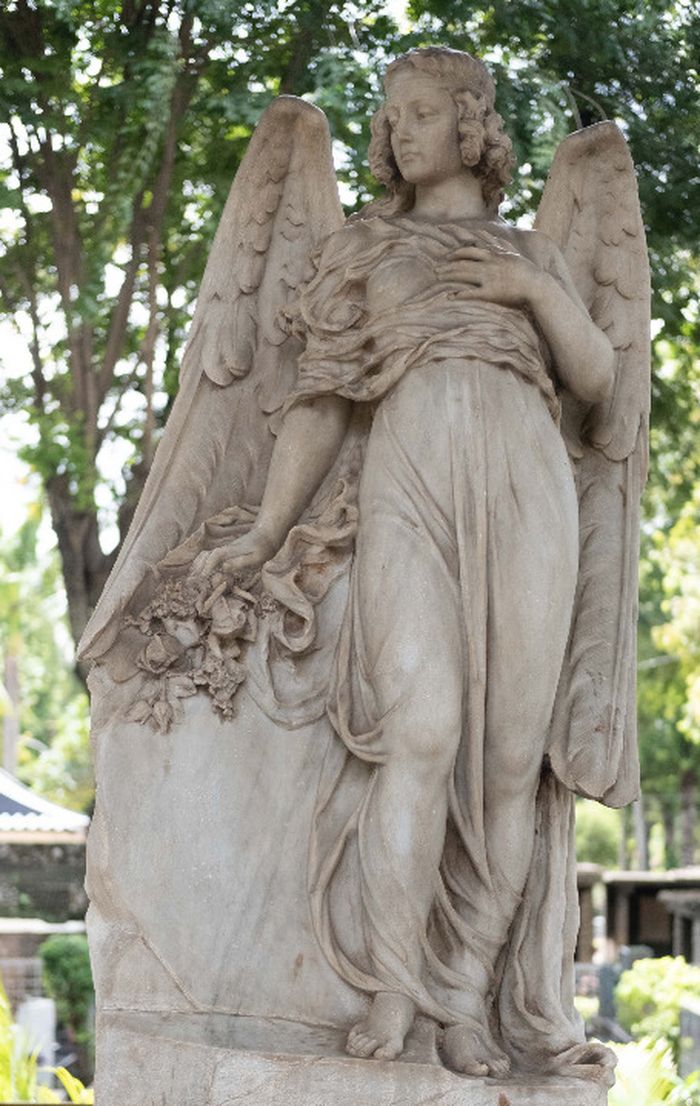Patung malaikat, simbol kehidupan setelah wafat, yang berada dalam mausoleum. Sosok malaikat ini seolah menaungi makam O.G Khouw dan istrinya.
