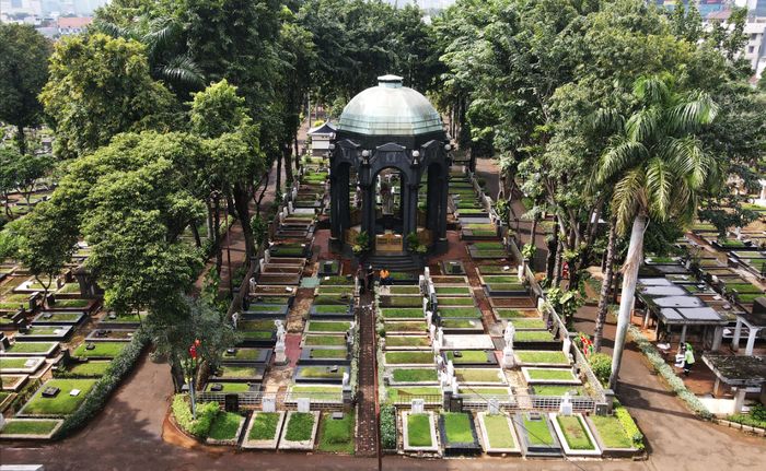 Mausoleum Familie O.G Khouw di bentang alam Taman Pemakaman Umum Petamburan. Kompleks makam ini diresmikan pada 1920, sementara bangunan mausoleum diresmikan pada 1931. 