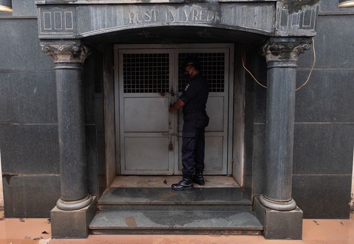 Pintu menuju rubanah pada Mausoleum Familie O.G. Khouw. Di dalam rubanah terdapat altar yang berhias wajah Khouw dan istrinya. Namanya, Chapel A Dente.