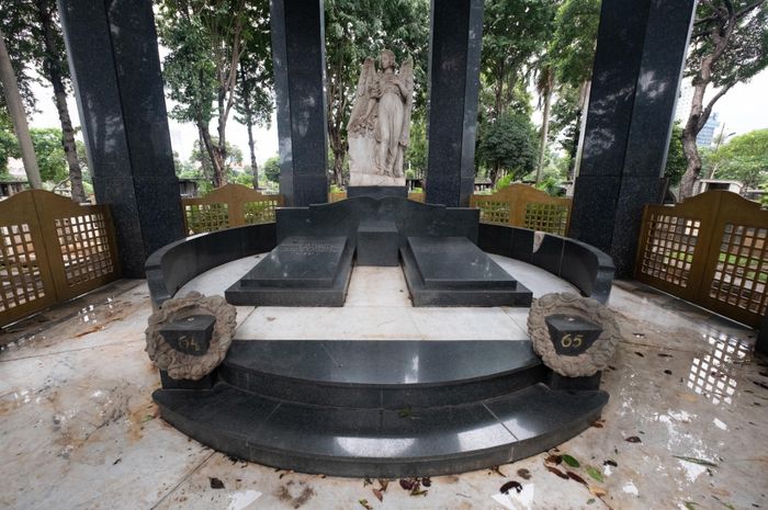 Makam O.G. Khouw di sebelah kanan, sementara istrinya di sebelah kiri, yang berada dalam mausoleum.