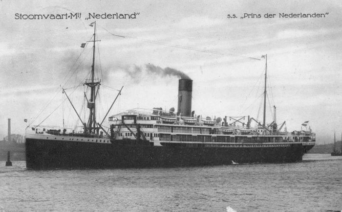 Kapal uap SS Prins der Nederlanden pada 1914. Kapal ini milik N.V. Stoomvaart Maatschappij Nederland. Abu jenazah O.G. Khouw dikirim menggunakan ini ke Batavia.  