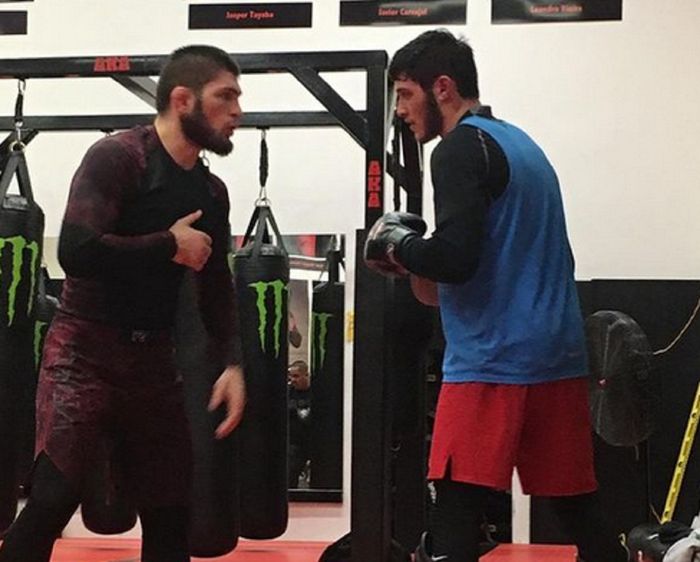 Momen juara UFC, Khabib Nurmagomedov berlatih dengan petarung MMA, Yahya Saad (kanan).